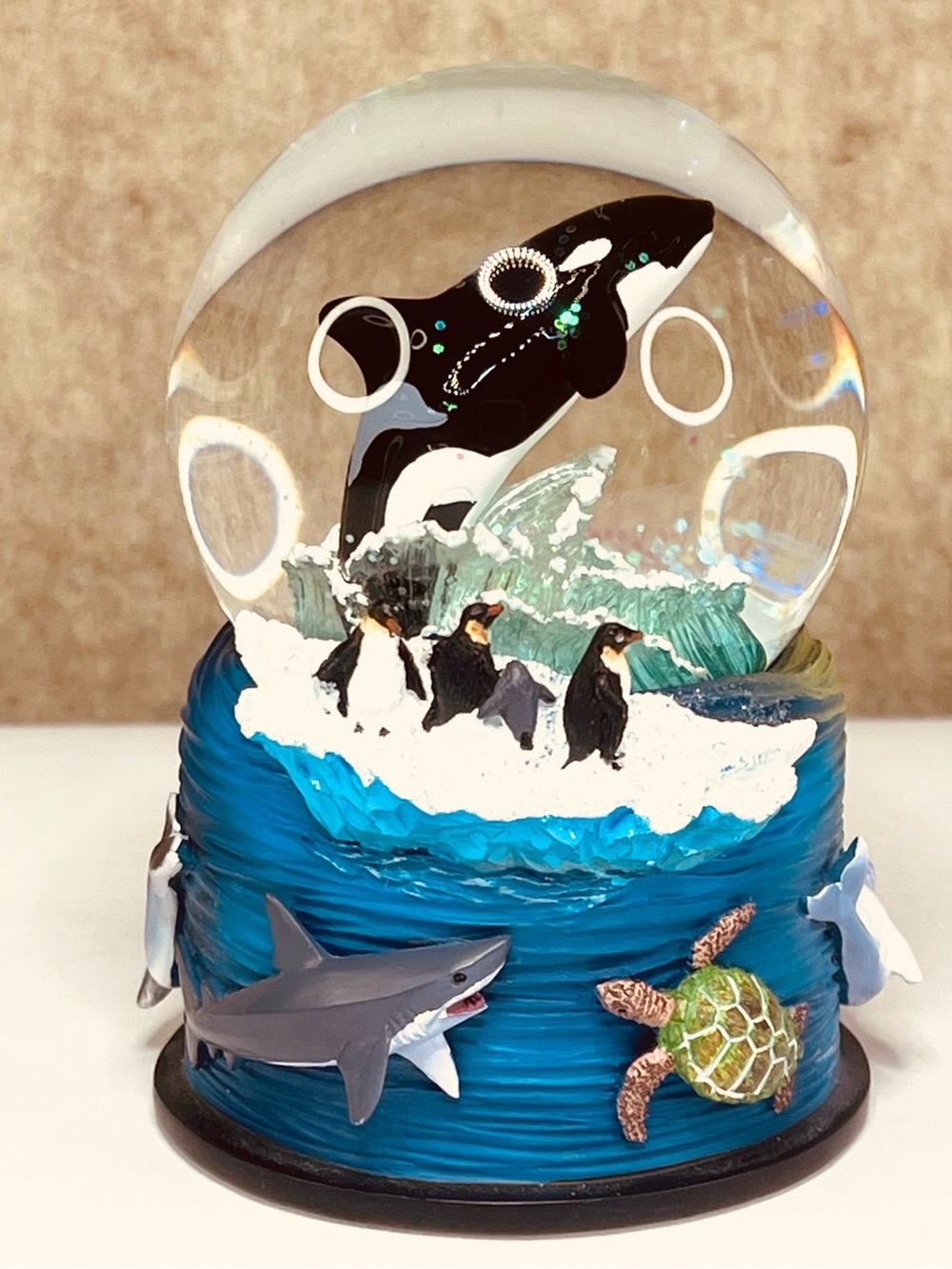 Seaworld Orca Shamu Penguins Turtle Shark 2021 Iridescent Snow Globe Snowglobe